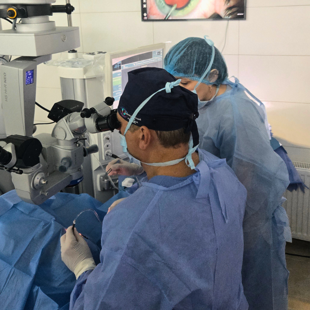 Катаракта Одеса — Жебаєдов Дмитро Геннадійович проводить операцію катаракти під мікроскопом в Офтальмологічному центрі ОДОС, офтальмолог Одеса, діагностика зору та консультація офтальмолога. Катаракта Одесса — Жебаедов Дмитрий Геннадьевич проводит операцию катаракты под микроскопом в Офтальмологическом центре ОДОС, офтальмолог Одесса, диагностика зрения и консультация офтальмолога.