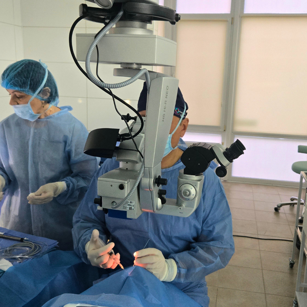 Катаракта Одеса — Жебаєдов Дмитро Геннадійович проводить операцію катаракти під мікроскопом разом з асистентом в Офтальмологічному центрі ОДОС, офтальмолог Одеса, діагностика зору та консультація офтальмолога. Катаракта Одесса — Жебаедов Дмитрий Геннадьевич проводит операцию катаракты под микроскопом вместе с ассистентом в Офтальмологическом центре ОДОС, офтальмолог Одесса, диагностика зрения и консультация офтальмолога.